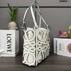 Loewe  Маленькая сумка-тоут из перфор