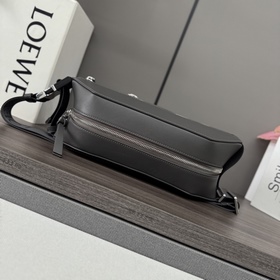 Loewe  Классическая сумка Sling из на
