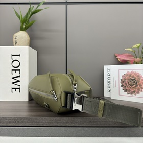 Loewe  Классическая сумка Sling из на