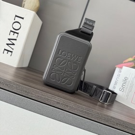 Loewe  Сумка Molded Sling из гладкой