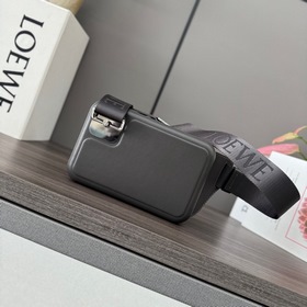 Loewe  Сумка Molded Sling из гладкой
