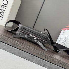 Loewe  Сумка Molded Sling из гладкой