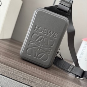 Loewe  Сумка Molded Sling из гладкой 