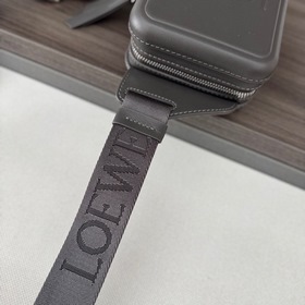 Loewe  Сумка Molded Sling из гладкой 
