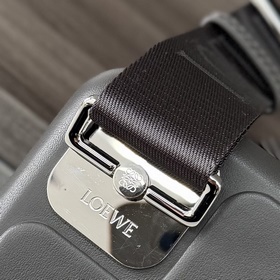 Loewe  Сумка Molded Sling из гладкой 