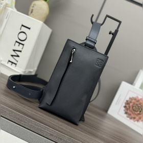 Loewe  Сумочка Vertical T Pocket из