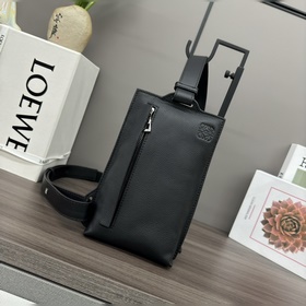 Loewe Сумочка Vertical T Pocket из зе