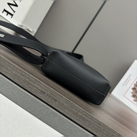 Loewe Сумочка Vertical T Pocket из зе