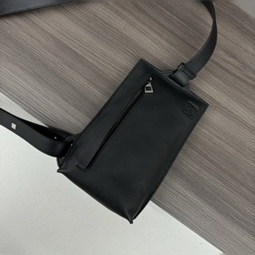 Loewe Сумочка Vertical T Pocket из зе
