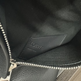 Loewe Сумочка Vertical T Pocket из зе