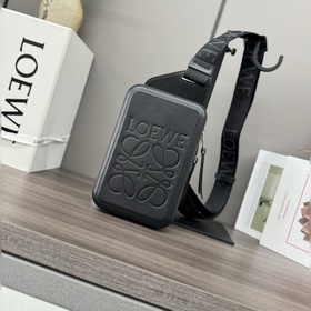 Loewe  Сумка Molded Sling из гладкой