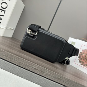 Loewe  Сумка Molded Sling из гладкой