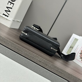 Loewe  Сумка Molded Sling из гладкой