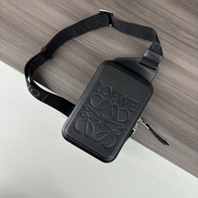 Loewe  Сумка Molded Sling из гладкой 