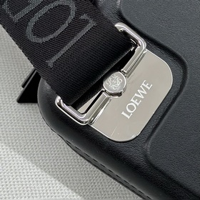 Loewe  Сумка Molded Sling из гладкой 