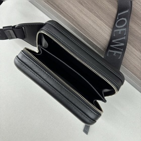 Loewe  Сумка Molded Sling из гладкой 
