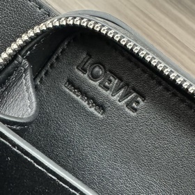 Loewe  Сумка Molded Sling из гладкой 