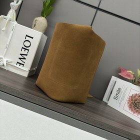 Модель Loewe Pebble из замши крупного