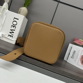Модель Loewe Pebble из замши крупного