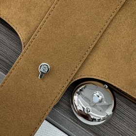 Модель Loewe Pebble из замши крупного 