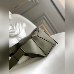 Loewe  Новая классическая сумка-пояс