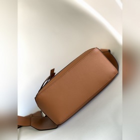Loewe  Новая классическая сумка-пояс
