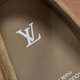Модель лоферов LV RESORT  В лоферах