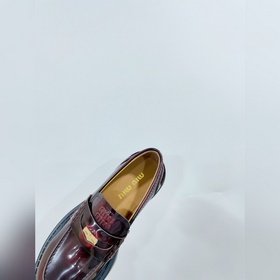 Новая модель легких лоферов Miu с толс