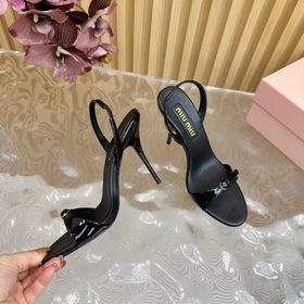 Miu： новая коллекция туфель на каблуке