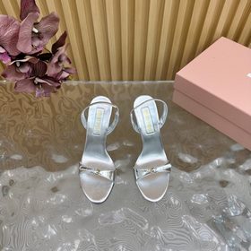 Miu： новая коллекция туфель на каблуке