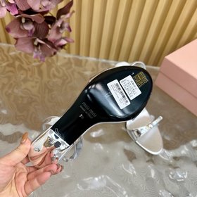 Miu： новая коллекция туфель на каблуке