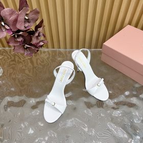 Miu： новая коллекция туфель на каблуке