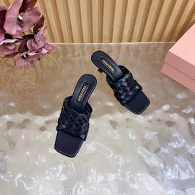 Miu — новая коллекция женских тапочек 