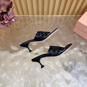 Miu — новая коллекция женских тапочек 