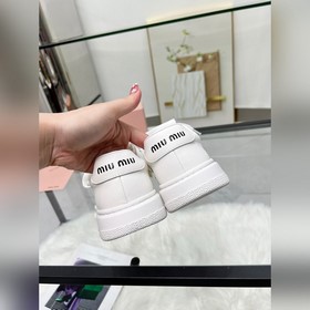 Повседневные белые кроссовки Miu — про