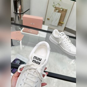 Повседневные белые кроссовки Miu — про