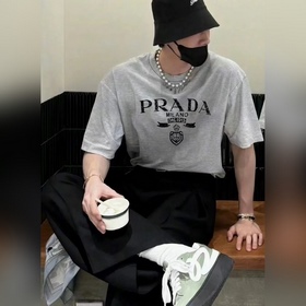 Новая модная футболка PRADA. Модель дл