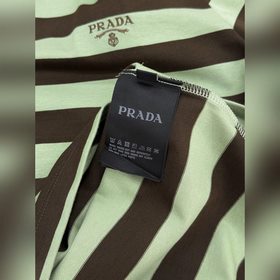 Новая поло-рубашка Prada с полосатым в