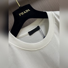 Пара футболок Prada с буквенной вышивк