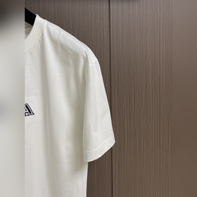 Пара футболок Prada с буквенной вышивк