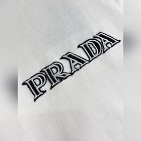 Пара футболок Prada с буквенной вышивк
