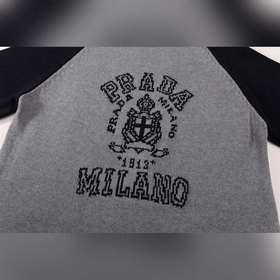 Трикотажная футболка PRADA с круглым в