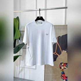 Prada — новая модель мужской футболки 