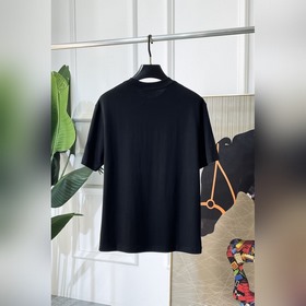 Prada — новая модель мужской футболки 