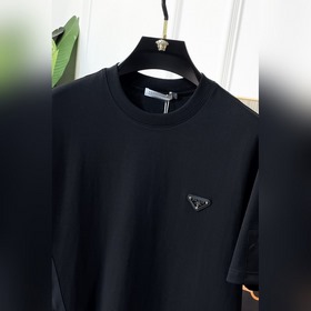 Prada — новая модель мужской футболки 