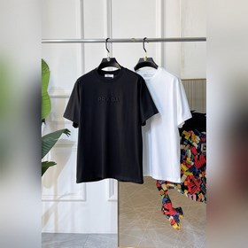 Prada — новая модель мужской футболки