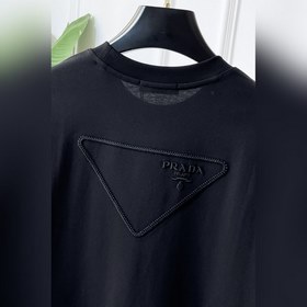 Prada — новая модель мужской футболки 