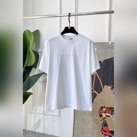 Prada — новая модель мужской футболки 
