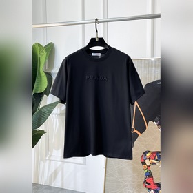Prada — новая модель мужской футболки 