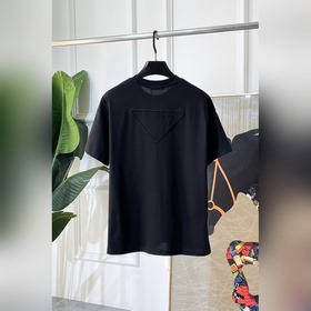 Prada — новая модель мужской футболки 